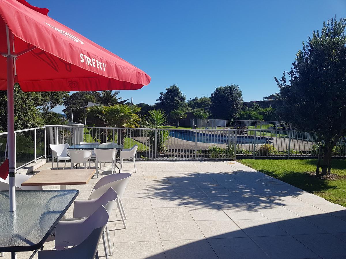 Te Kaha Beach Hotel Eksteriør bilde